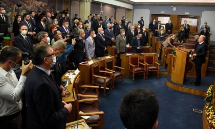  Kaos në Mal të Zi për shkarimin e ministrit, kryeministri Krivokapiq e lë seancën e Kuvendit 