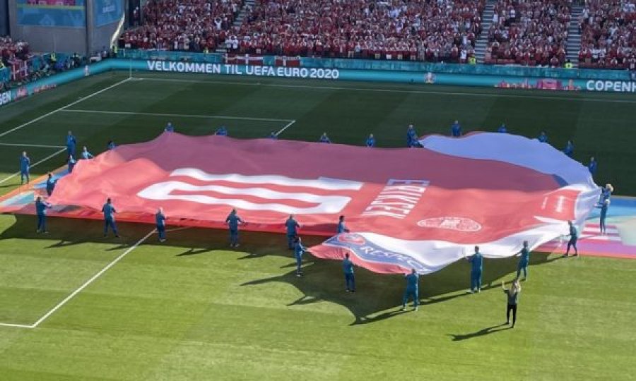 Danimarka zbret në fushë me fanellën gjigante “Eriksen”