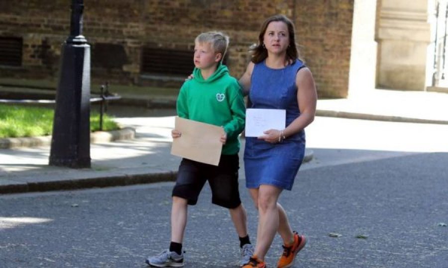  9-vjeçari troket në derën e kryeministrit Johnson, i kërkon ndihmë për një recetë kanabisi 