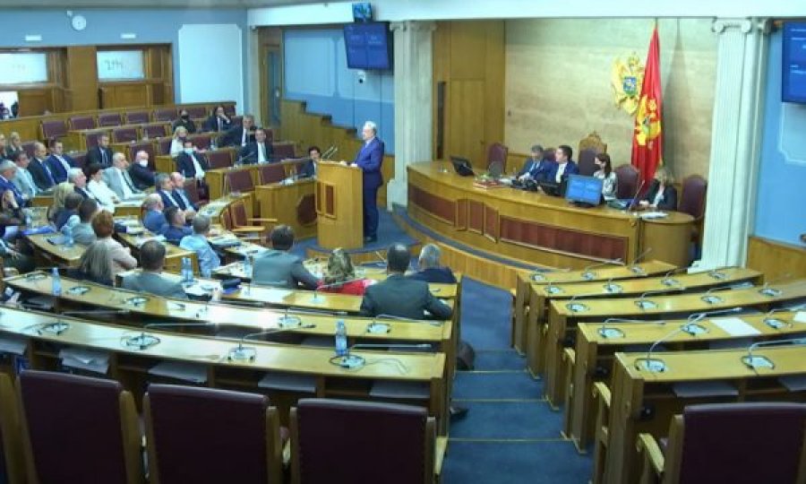  Tension në Parlamentin e Malit të Zi, mediat thonë se rrëzimi i kryeministrit është i pashmangshëm 