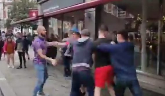 Para ndeshjes, tifozët e Anglisë dhe Skocisë rrihen mes vete