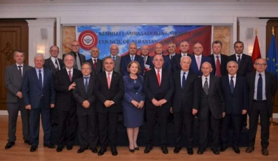 Ambasadorët shqiptarë kërkojnë nga Lajçak të vetëpërmbahet nga qëndrimet emocionale në dialog