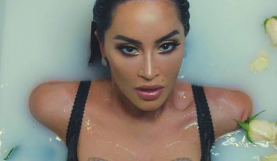 Dafina Zeqiri “çmend” fansat tregon gjoksin ...