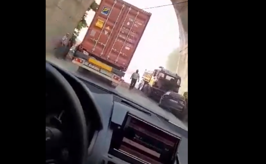  Aksident i rëndë mes një kamioni dhe një veture në Prizren 