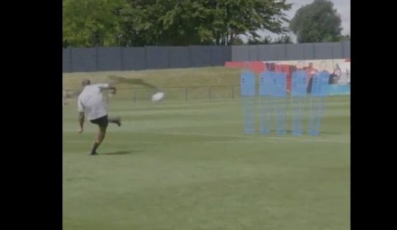 Henry shënon gol mjeshtëror nga gjuajtja e lirë, i lë gojëhapur lojtarët belgë