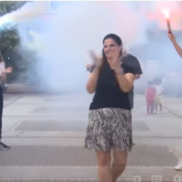 Feston divorcin me daulle, 42-vjeçarja gëzon në mënyrë të pazakontë ndarjen nga bashkëshorti