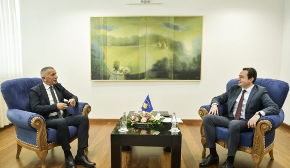  Albin Kurti e pret në zyrë Shaip Kamberin, bisedojnë edhe për takimin me Vuçiqin 
