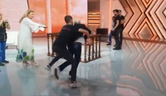 Dy vëllezërit shqiptar hoqën dje rripat për t’u rrahur, shikoni çfarë ndodhi pas emisionit
