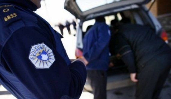  Policia ndal një veturë me targa vendore në Prishtinë, konfiskon një revole me 7 fishekë dhe një thikë 