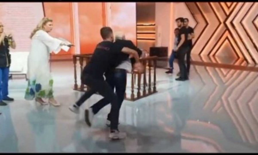 Dy vëllezërit shqiptar hoqën dje rripat për t’u rrahur, shikoni çfarë ndodhi pas emisionit