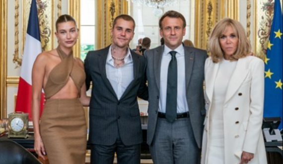 Justin dhe Hailey Bieber në takim me presidentin francez dhe gruan e tij, modelja surprizon me veshjen