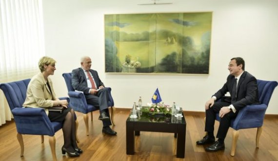  Kryeministri Kurti priti në takim kryetaren e Preshevës, Ardita Sinani dhe kryetarin e Bujanocit, Nagip Arifi 