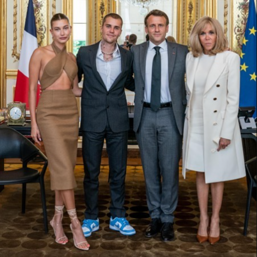 Justin dhe Hailey Bieber në takim me presidentin francez dhe gruan e tij, modelja surprizon me veshjen