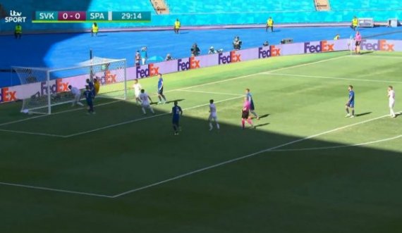 Spanja në epërsi, portieri sllovak shënon autogol të pabesueshëm