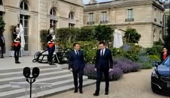 Kurti arrin në Paris, pritet nga Macron para Pallatit Elisee