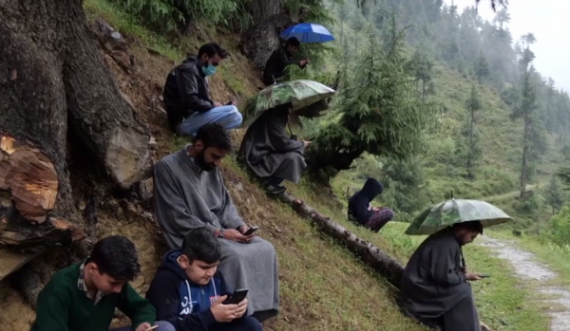  Pamje: Nxënës e studentë ngjiten malit për ta ndjekur mësimin online 