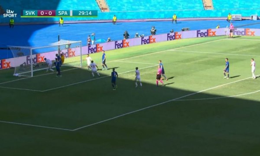 Spanja në epërsi, portieri sllovak shënon autogol të pabesueshëm