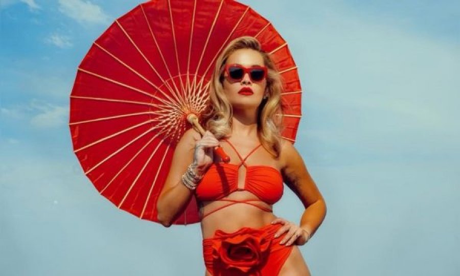 Rita Ora tejet me stil pozon nga Parisi