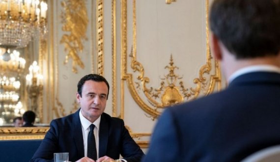 Albin Kurti befasohet nga dhurata që e mori nga presidenti Macron