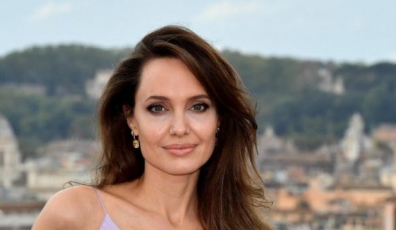 Angelina Jolie qenka kopje e së ëmës