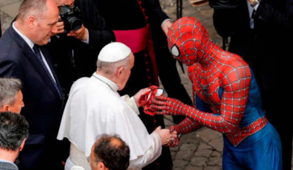 Spiderman takohet me Papën, kjo është dhurata që ia bëri