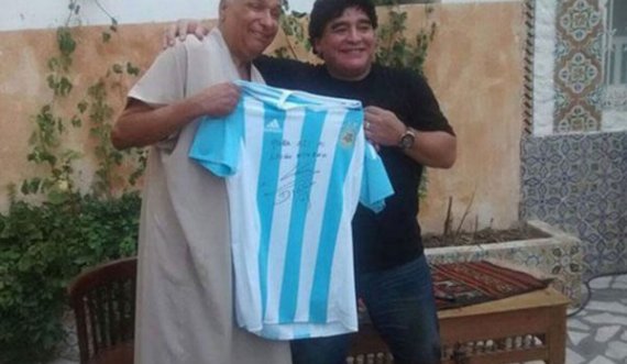 Gjyqtari i “Golit të Shekullit”: Maradona më dërgoi fanellën, do të doja të isha në varrimin e tij