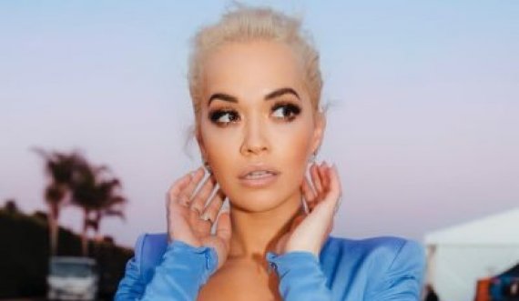 Rita Ora 'çmend' fansat me këtë veshje të ngushtë 