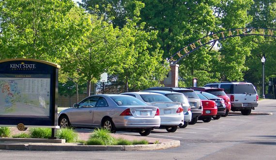 Pejë: Gjashtë burra bëhen llom për një parking të veturave 