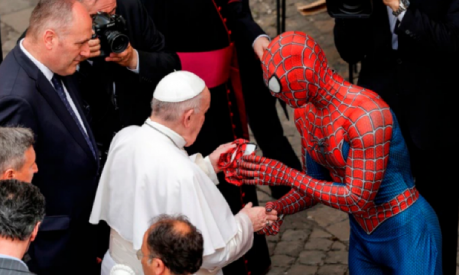 Spiderman takohet me Papën, kjo është dhurata që ia bëri