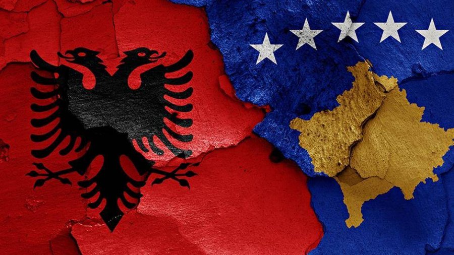Pse shqiptarët u besojnë aq verbërisht të huajve!