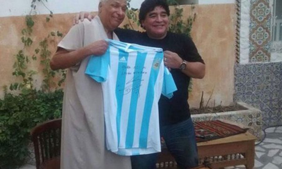 Gjyqtari i “Golit të Shekullit”: Maradona më dërgoi fanellën, do të doja të isha në varrimin e tij