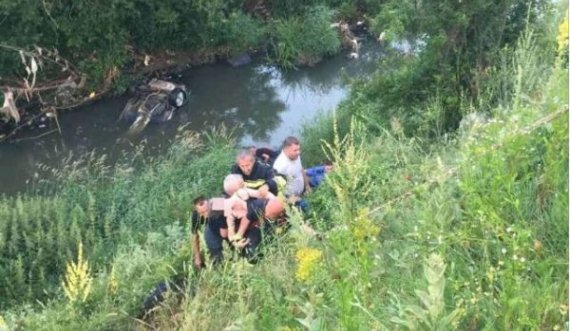  Policia publikon pamje se si i shpëtuan tre persona nga aksidenti në lumin ‘Morava’ ku mbeti e vdekur një grua 