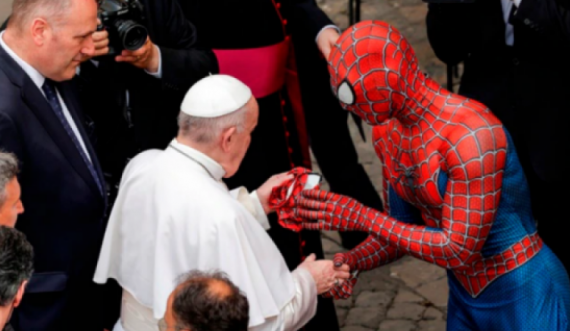 'Spiderman' befason Papën, ja dhurata që ia bëri 