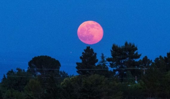  “Hëna luleshtrydhe”, të gjithë sytë nga qielli 