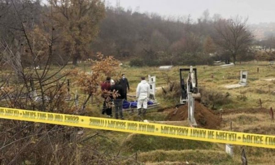  Rivarrosen eshtrat e tre kosovarëve pas 22 vitesh nga rrëmbimi dhe zhdukja e dhunshme nga forcat serbe 