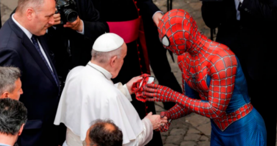 'Spiderman' befason Papën, ja dhurata që ia bëri 
