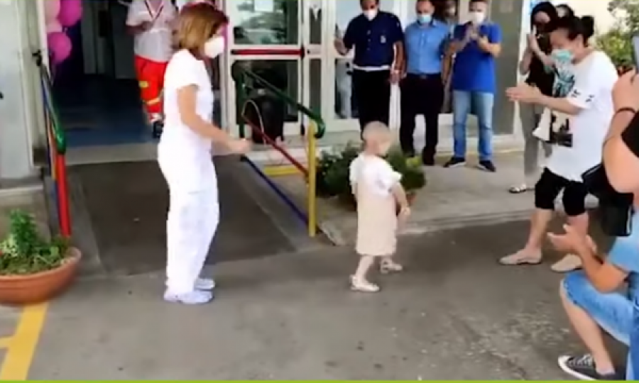  Fitoi betejën me kancerin, vogëlushja kërcen e lumtur pasi del nga spitali 