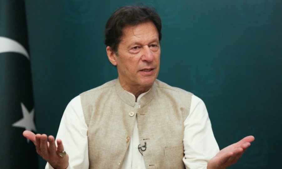  Kryeministri i Pakistanit përsëri fajëson gratë për dhunimet sek*uale: Po veshin pak rroba, burrat s’janë robotë 