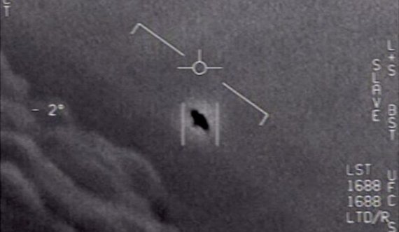 Filmohet një UFO në formë të shkronjës T