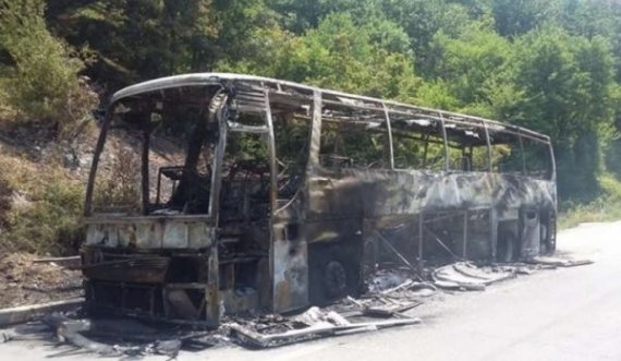  Përfshihet nga flakët autobusi në këtë vend, ja dyshimet e policisë 