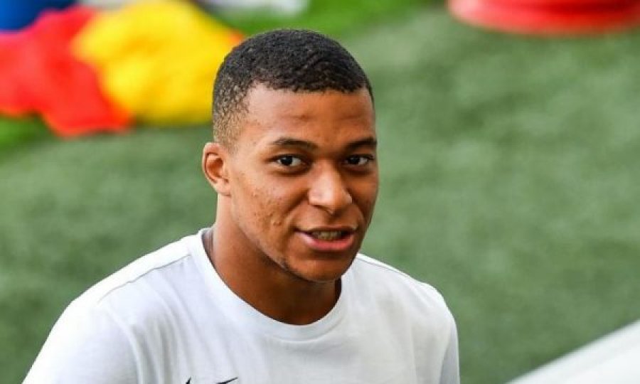 Mbappe në ballinën e lojës FIFA 22