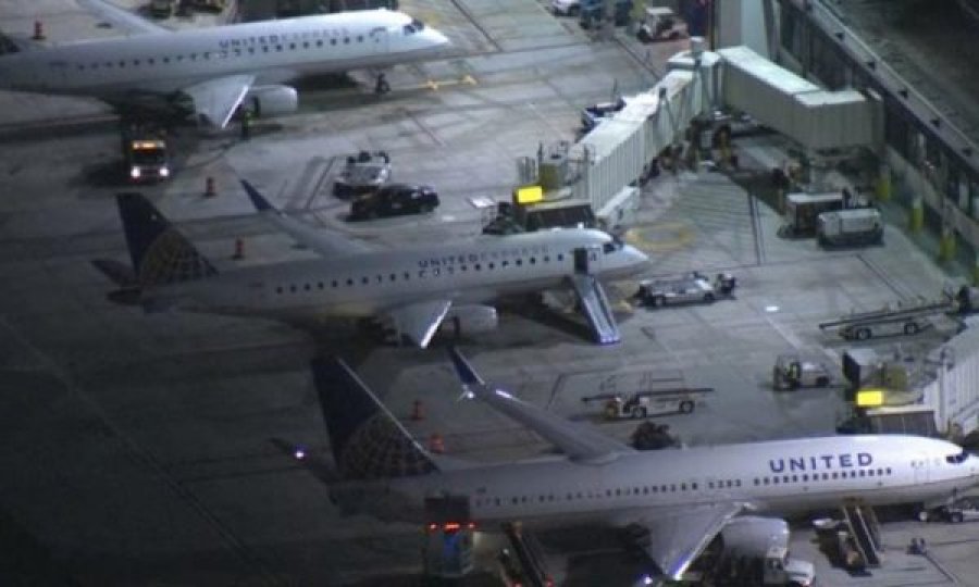 Burri hidhet nga aeroplani që ishte duke lëvizur në pistën e aeroportit
