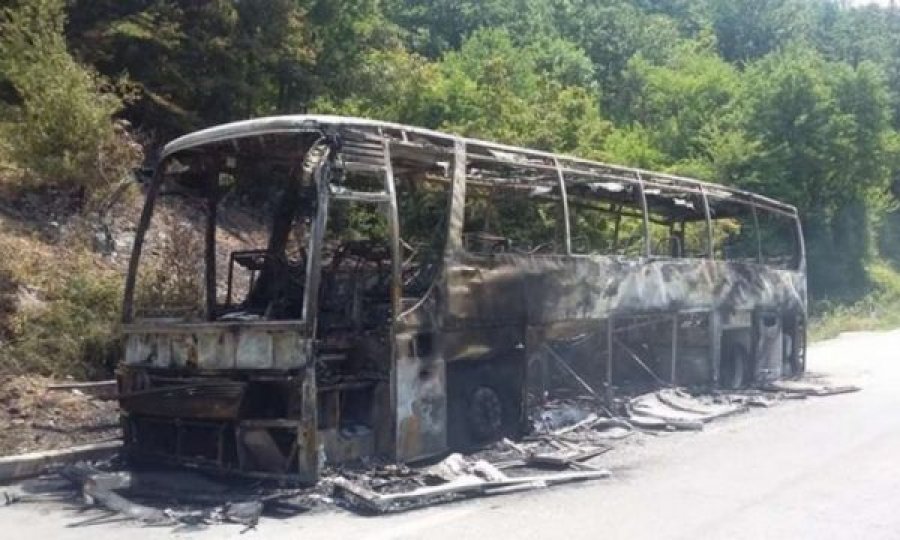  Përfshihet nga flakët autobusi në këtë vend, ja dyshimet e policisë 