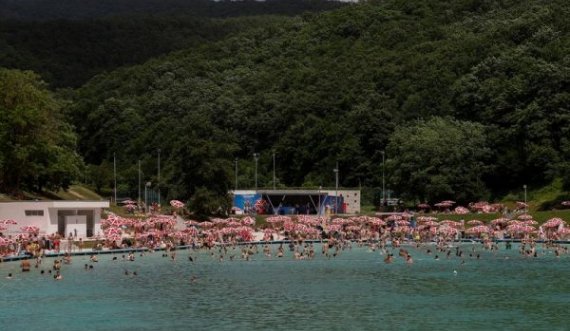 Temperaturat e larta, pishina e Gërmisë e mbushur me qytetarë