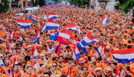 Tifozët e Holandës e pushtojnë Budapestin para ndeshjes me Republikën e Çekisë