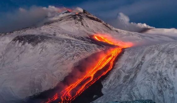 Burim lave dhe re tymi 5 km e lartë nga Etna