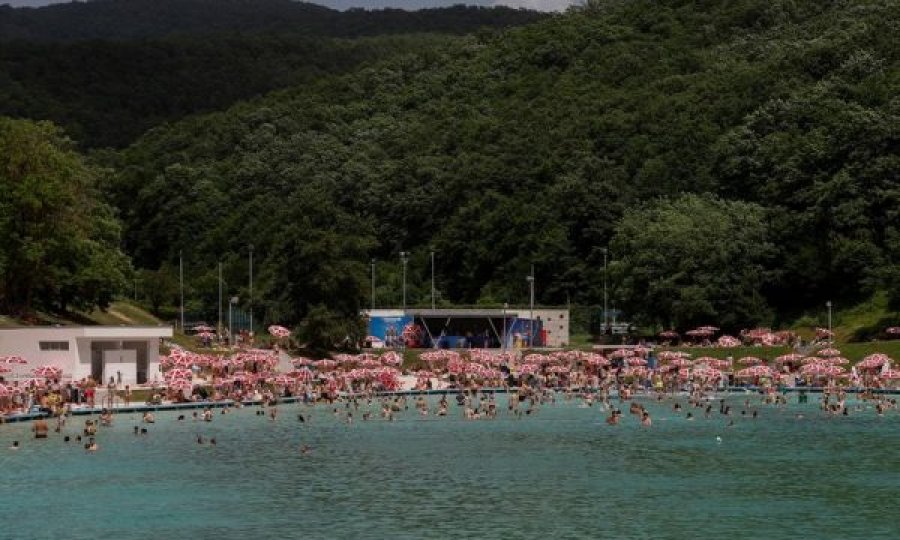 Temperaturat e larta, pishina e Gërmisë e mbushur me qytetarë