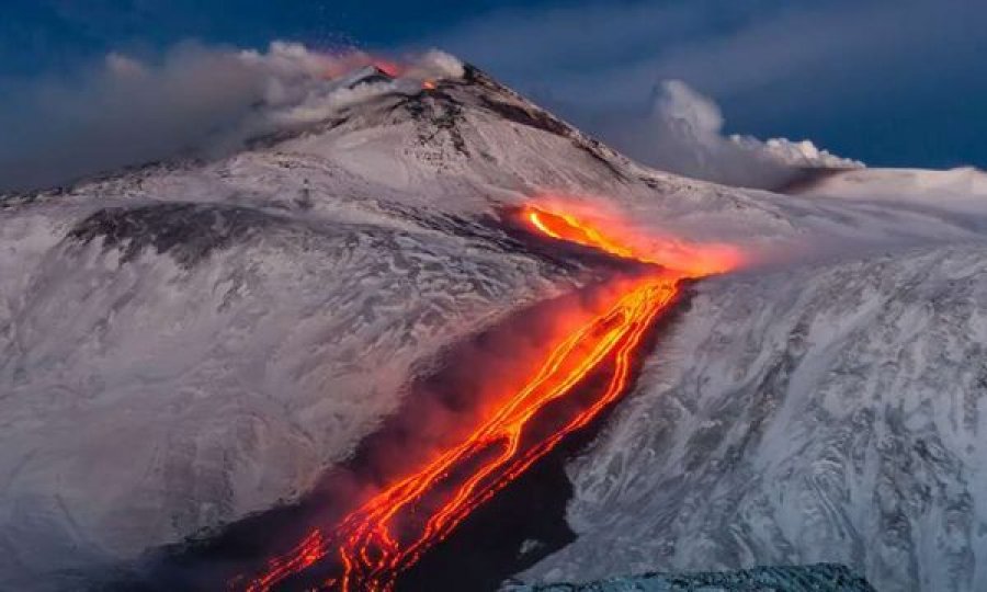 Burim lave dhe re tymi 5 km e lartë nga Etna