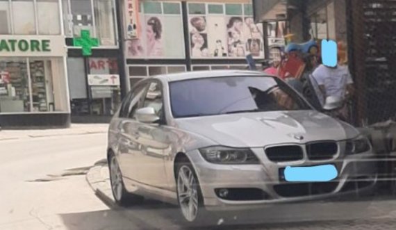 Ferizaj: Parkoi veturën në trotuar, gjobitet 24-vjeçari