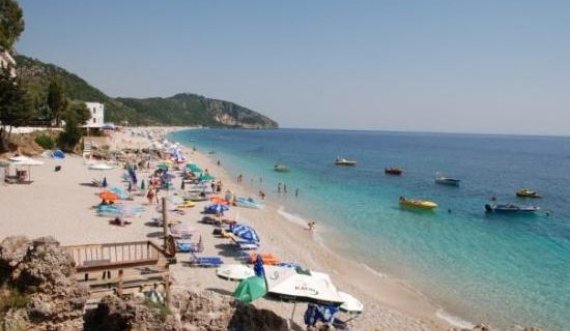 Pas Velipojës, sërish përplasje në Shqipëri: I vihet flaka 60 shezlongëve të një biznesi në Dhërmi 